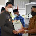 Bupati Barru Serahkan Insentif bagi Kolektor PBB