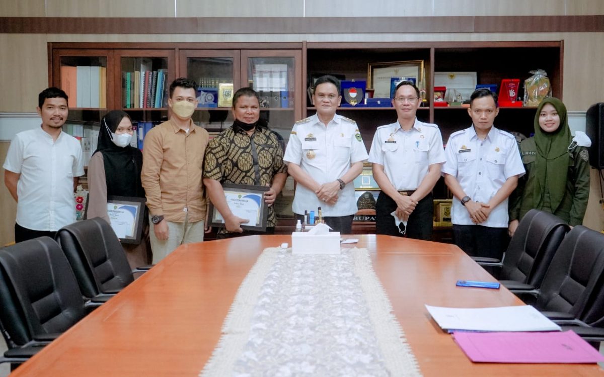 Bupati Suardi Saleh Berikan Sertifikat Dan Uang Tunai Bagi Pemenang Sayembara Logo Hari Jadi Barru
