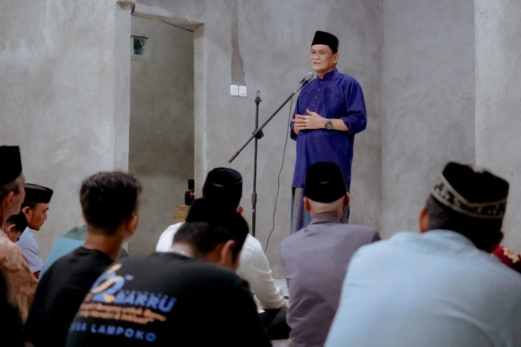 Safari Ramadhan, Bupati Suardi Saleh Shalat Tarawih di Masjid Padangloang Balusu