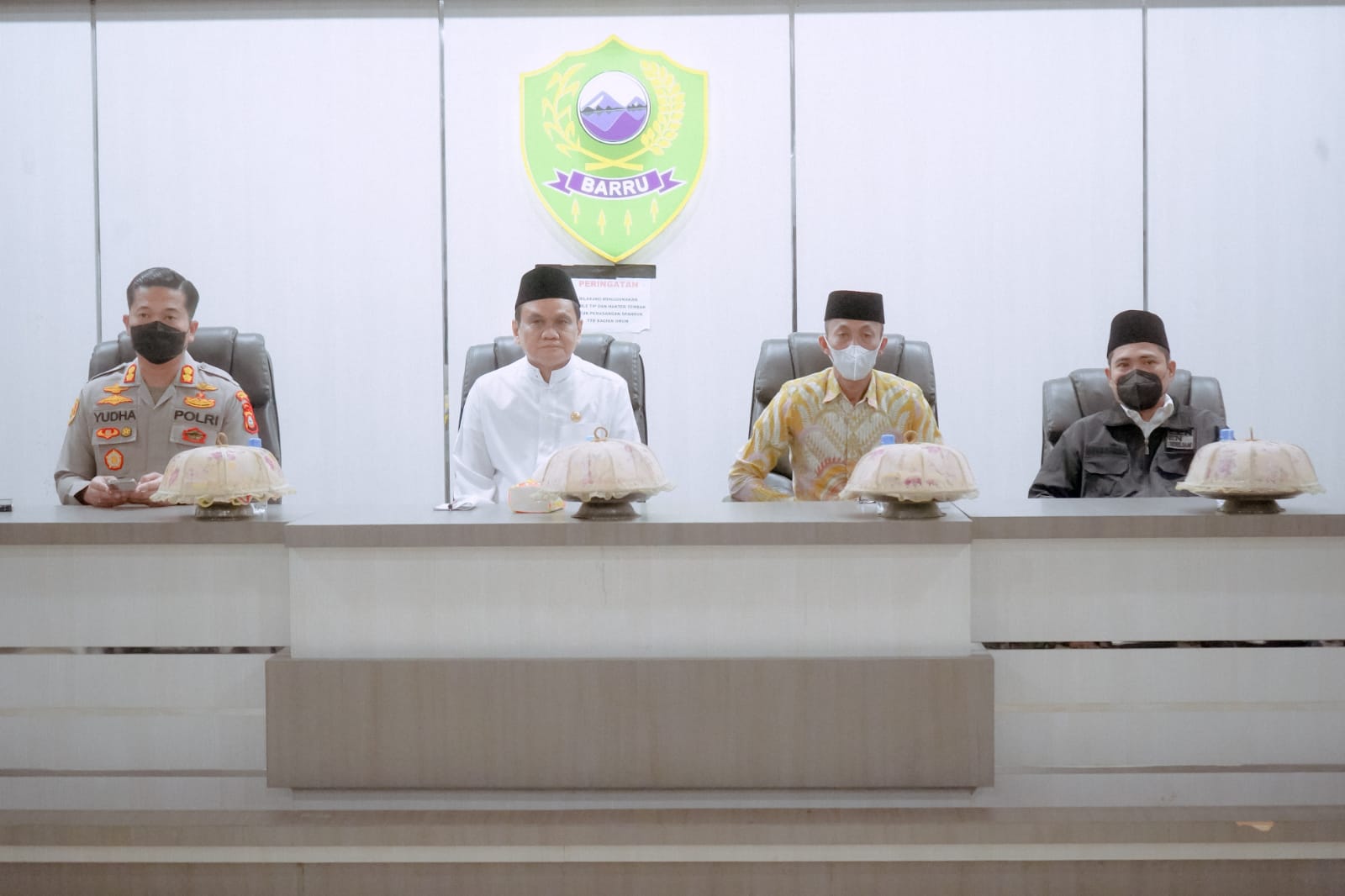 Bupati Barru, Ketua DPR Bersama Forkopimda Melepas Jamaah Haji