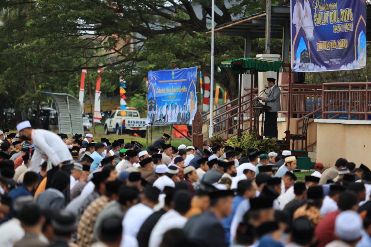 Bupati Barru Bersama Istri Laksanakan Shalat Ied Di Lapangan A.Abdul Muis Pekkae
