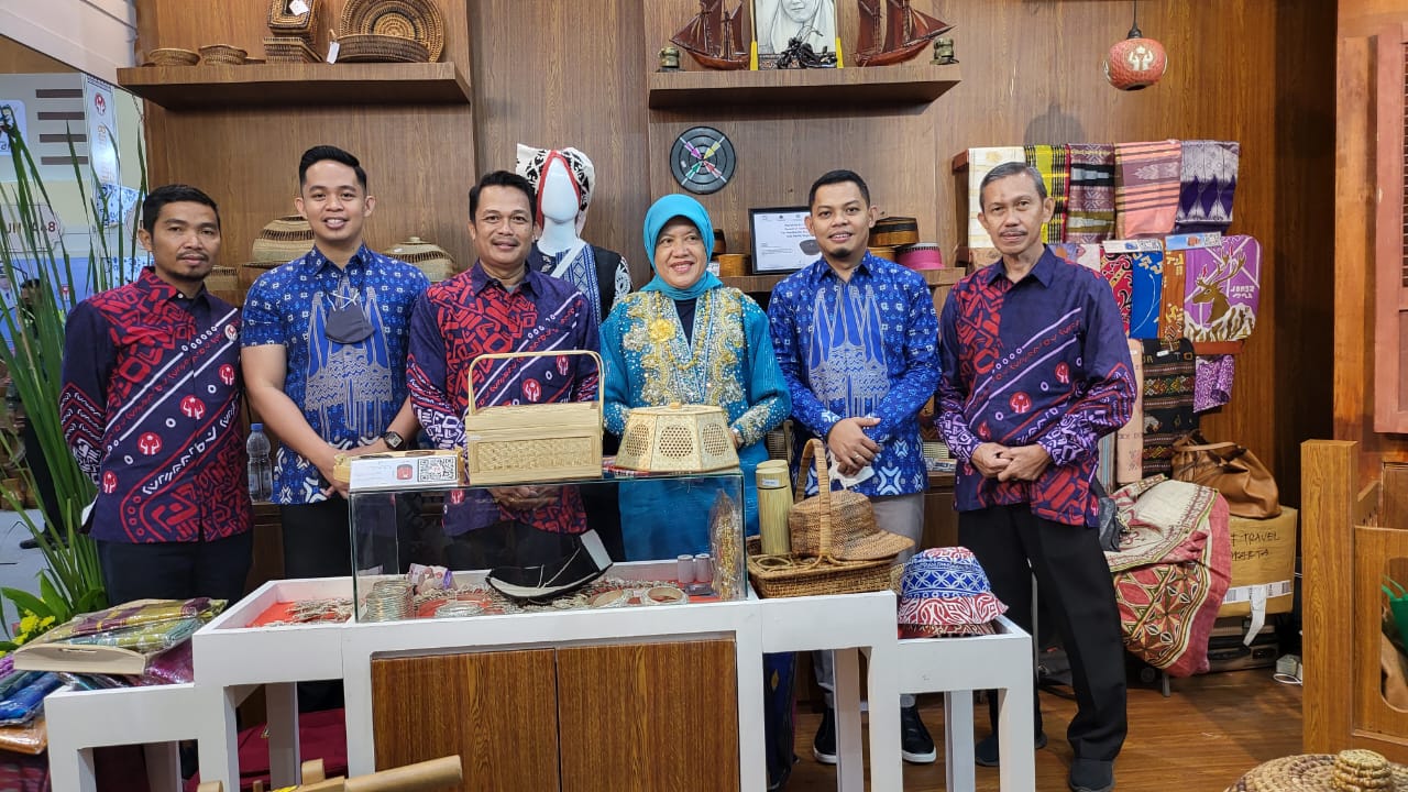 Dekranasda Barru Memamerkan Produk Cenrapole Anyaman Bambu di Kriya Nusa 2022