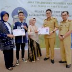 H. Suardi Saleh Serahkan Kartu Identitas Anak di Hari Anak Nasional Tingkat Kab. Barru