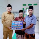 Bupati kabupaten Barru Memberikan Bantuan Kepada Masjid Syuhada Batulappa