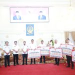 Gubernur Sulsel Serahkan Bantuan ke Bupati Barru, Untuk Percepatan dan Pemerataan Pembangunan