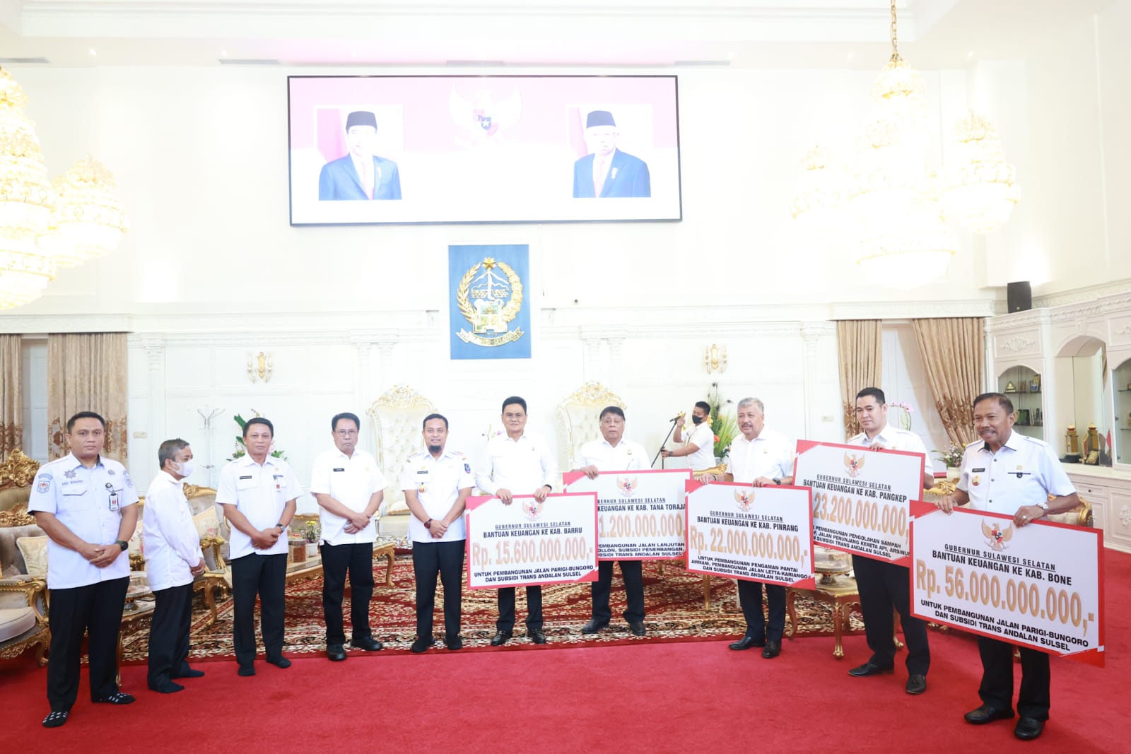 Gubernur Sulsel Serahkan Bantuan ke Bupati Barru, Untuk Percepatan dan Pemerataan Pembangunan