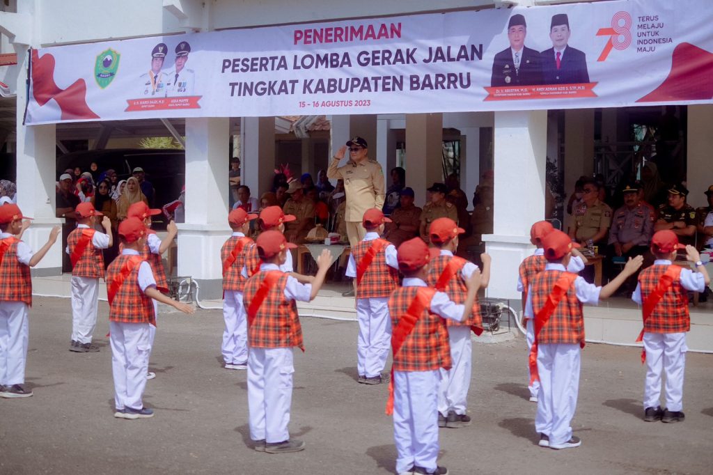 Semarak HUT RI ke-78, Bupati Barru Sambut Peserta Lomba Gerak Jalan Tingkat SD-SMP