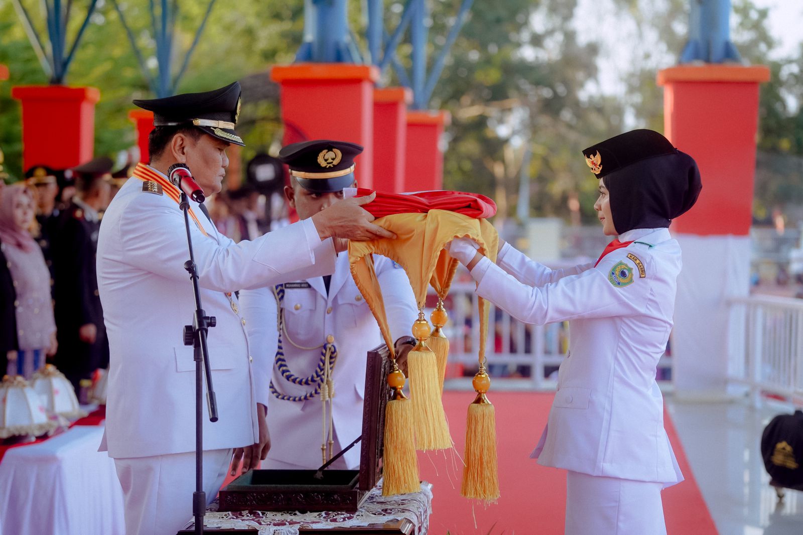 Bupati Barru Pimpin Kegiatan Upacara Upacara Penurunan Bendera Merah Putih