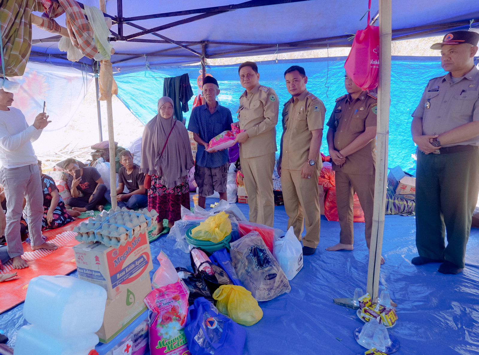 Wujud Empati, Bupati Suardi Saleh Kunjungi Sekaligus Beri Bantuan Korban Kebakaran Lampoko