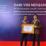 Dinakhodai Suardi Saleh, Sekda Barru Terima Penghargaan Dari Men PAN-RB