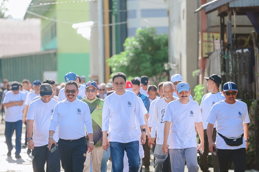 Bupati Barru Ir. H. Suardi Saleh, M. Si Mengikuti Jalan Santai bersama Ribuan Warga di Kecamatan Soppeng Riaja
