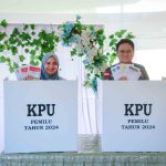 Bupati Barru Bersama Putri dan Menatunya Menyalurkan Hak Pilihnya di TPS 23 Kelurahan Sumpang Binangae Kecamatan Barru Kabupaten Barru