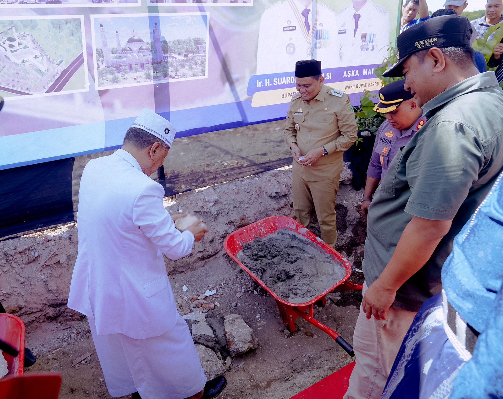 Dihari Jadi Ke-64 Kab.Barru, Bupati Barru Bersama Pj. Gubernur Sulsel Meletakkan Batu Pertama Pembangunan Masjid Raya Barru