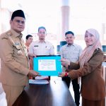 Bupati Barru serahkan SPPT dan DHKP PBB-P2 Tahun 2024 Kepada Seluruh Camat Se Kab.Barru