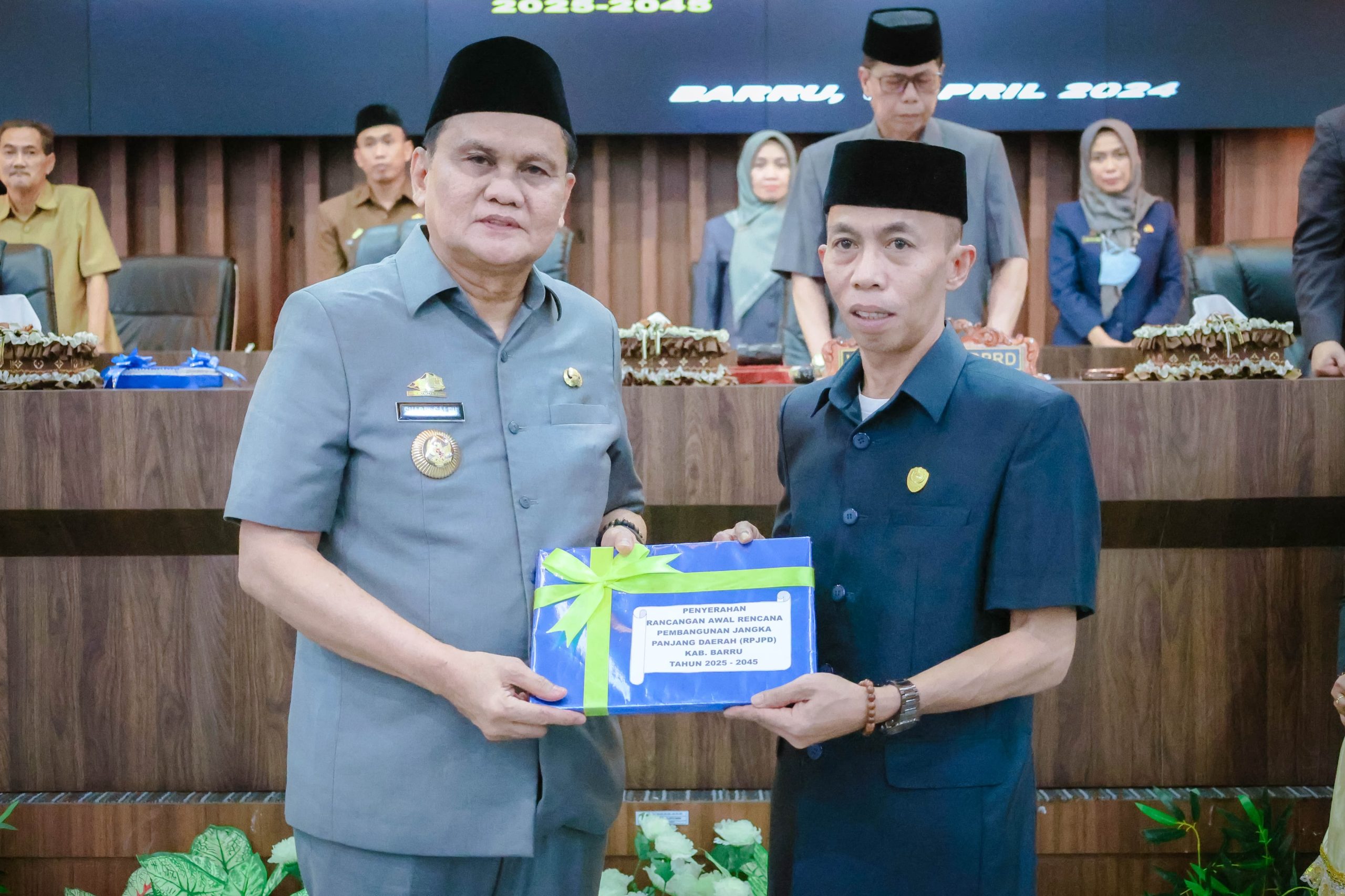 Paripurna DPRD, Bupati Barru Serahkan Ranwal RPJPD Tahun 2025-2045
