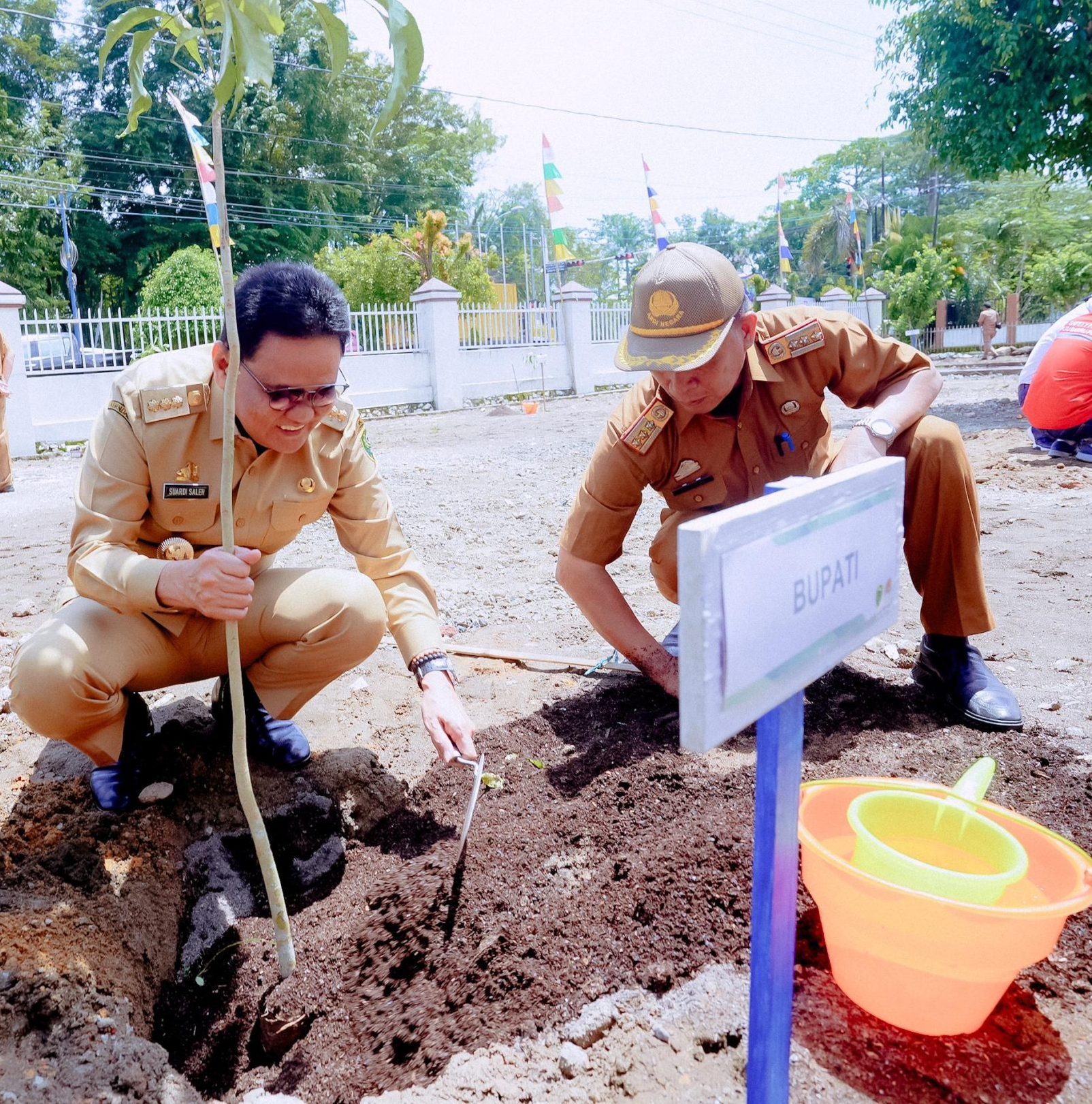 Suardi Saleh lakukan Penanam Pohon secara Serentak se Kabupaten Barru