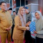 Suardi Saleh didampingi drg. Hj. Ulfah serahkan Bibit Hortikultura kepada 187 Kelompok Wanita Tani