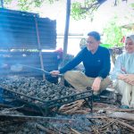 Hari Libur, Bupati dan Dokter Ulfah Makan Tiram Bakar di Lajari