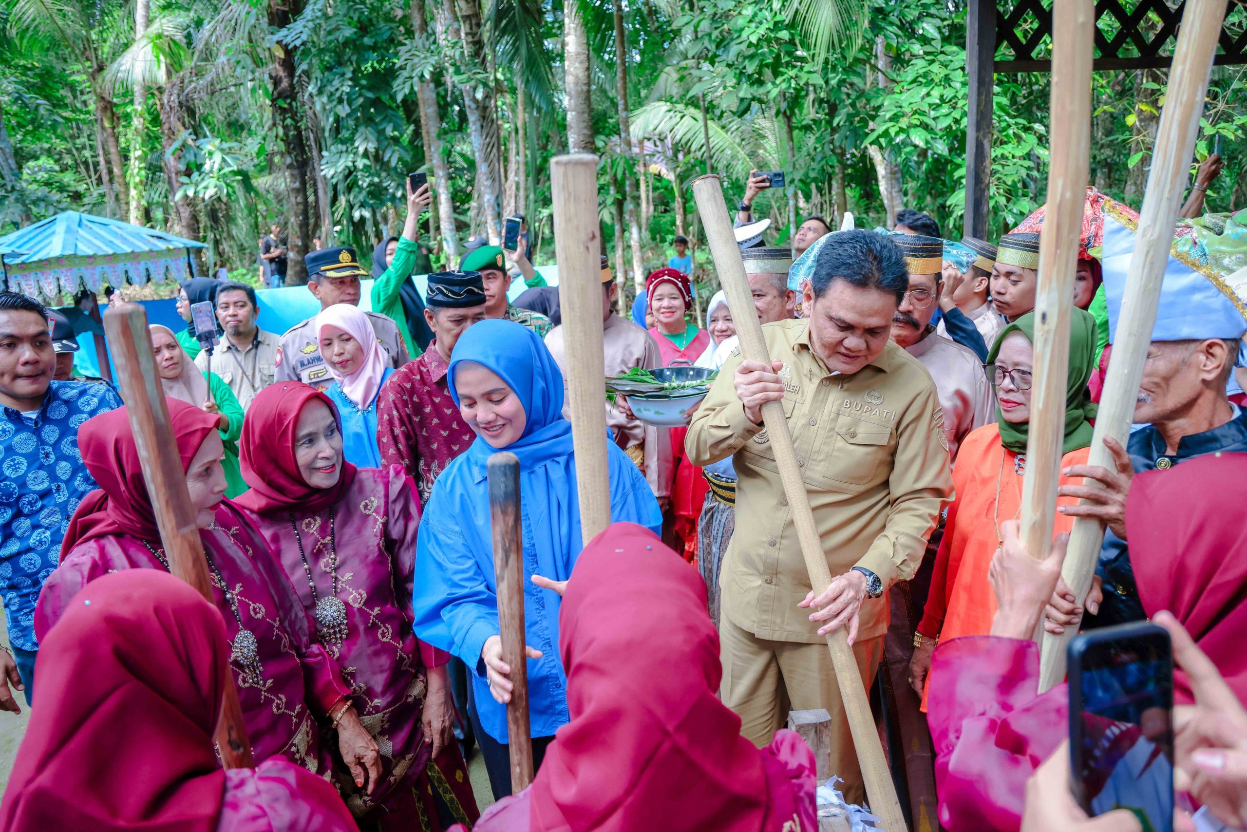 Suardi Saleh bersama drg.Ulfah hadiri Pesta Panen Adat Paenge masyarakat Dusun Birue