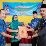 Dokter Ulfah selaku Pembina bersama Tim Lomba Penilaian Desa / Kelurahan melaksanakan kegiatan penilaian di Kec.Tanete Riaja.