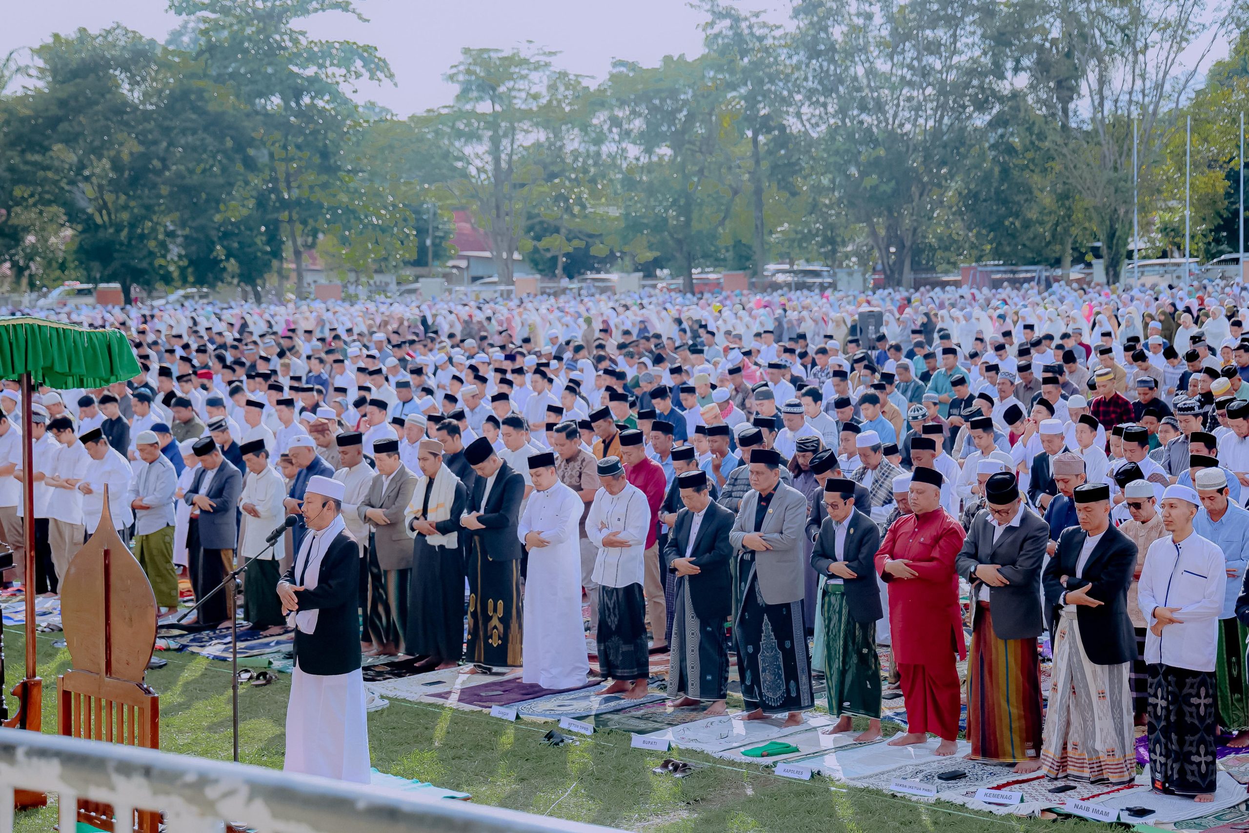 Suardi Saleh bersama Ribuan Masyarakat Shalat Idul Adha di Lapangan Sumpang Binangae