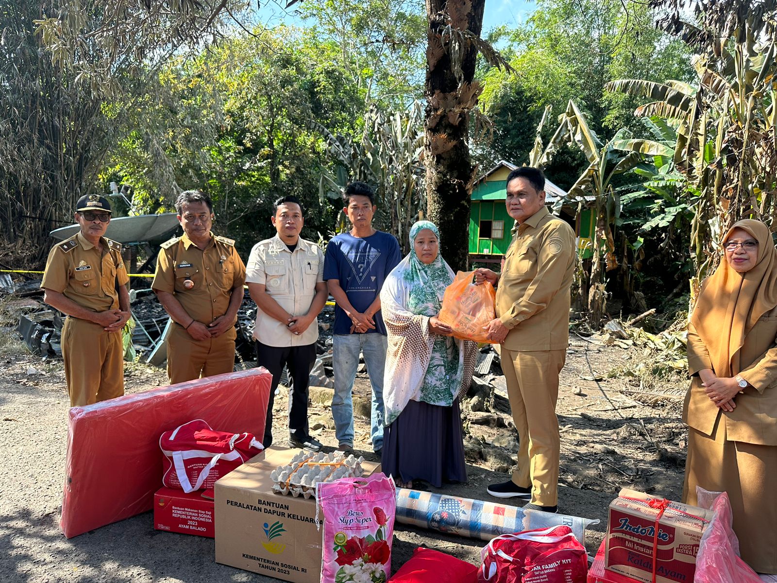 Bupati Barru Kunjungi Korban Kebakaran Di Mattoangin Kelurahan Kiru-Kiru Kecamatan Soppeng Riaja