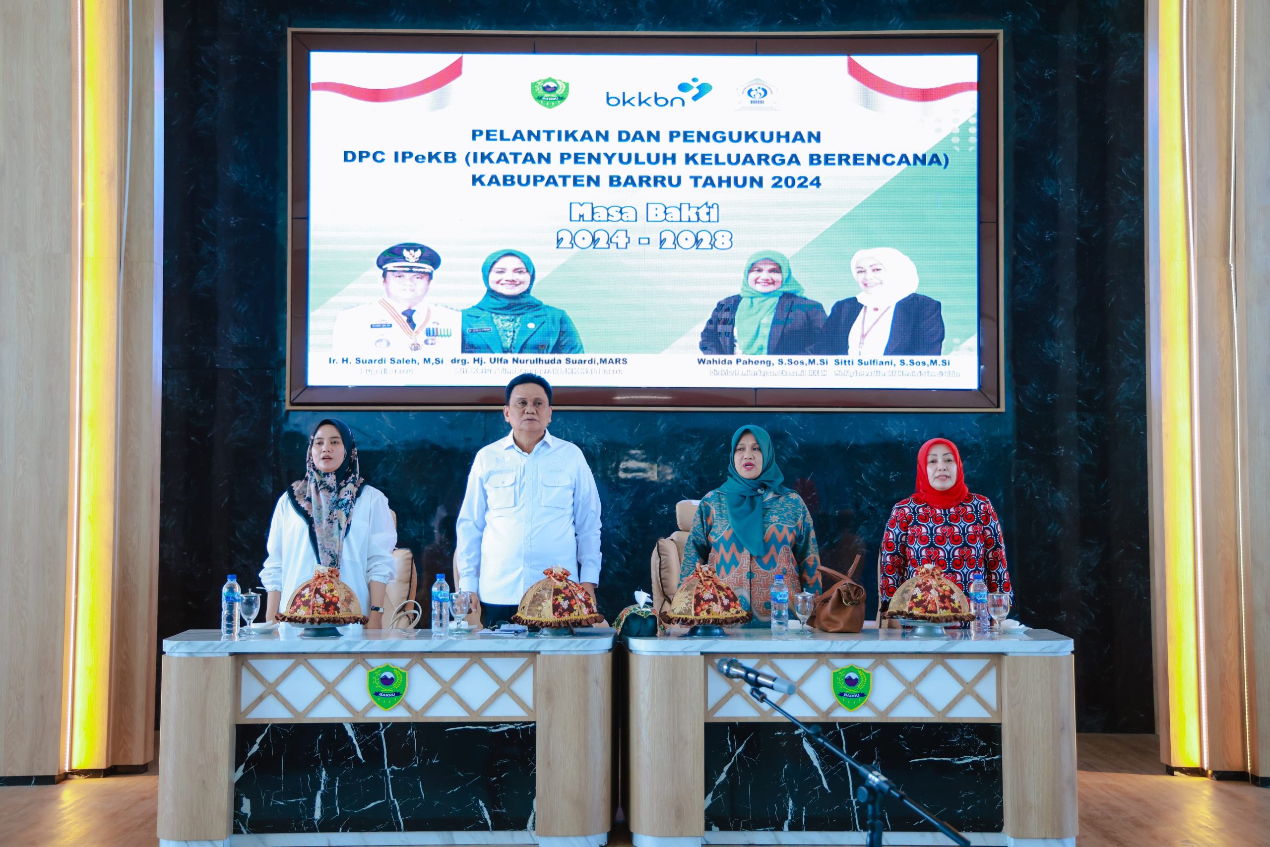 Bupati Barru bersama Plt. Ketua TP PKK Kab.Barru Saksikan Pelantikan dan Pengukuhan DPC IPeKB Kab.Barru Masa Bakti 2024-2028