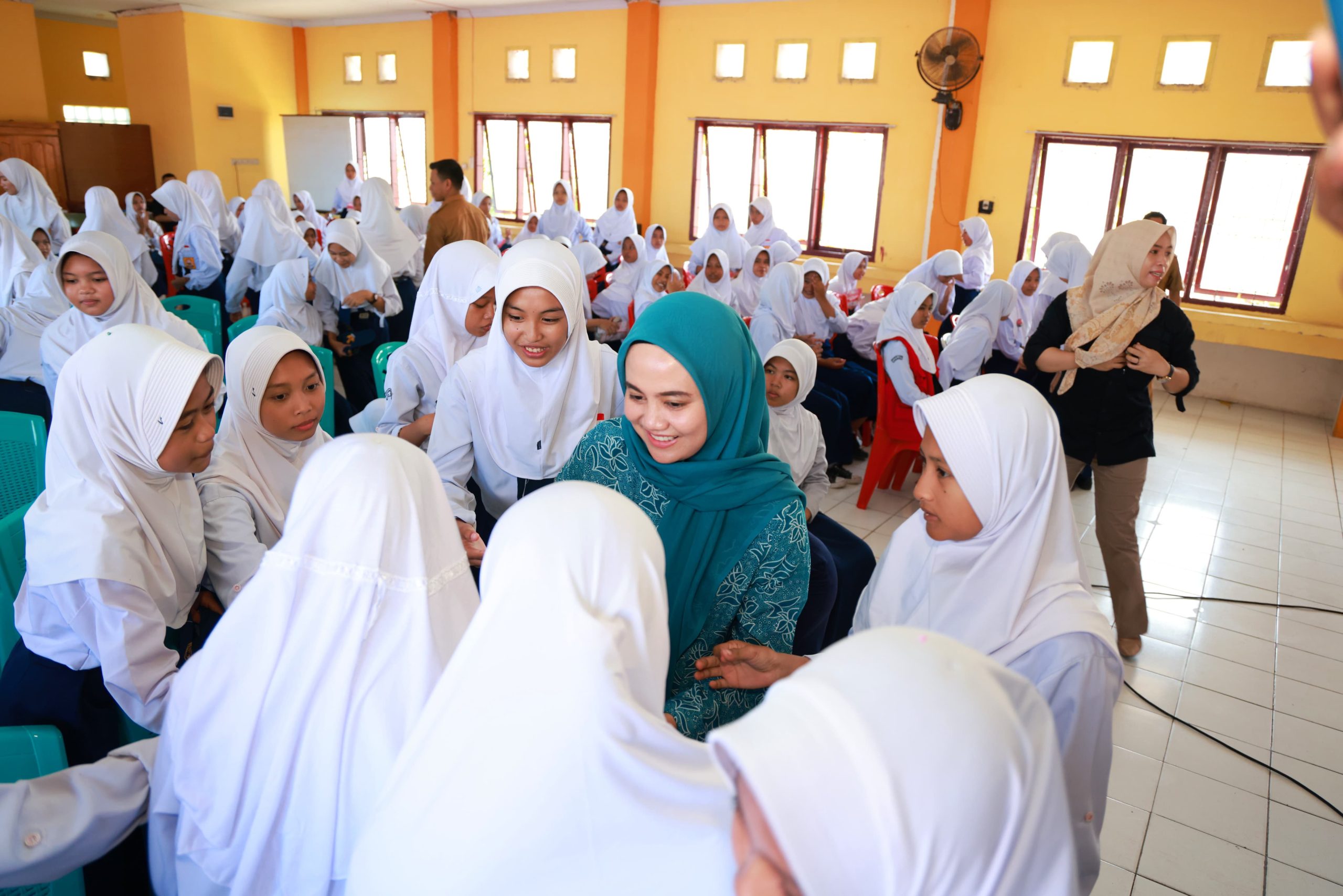 Dokter Ulfah kukuhan Duta Inovasi Parenting UPTD SMPN 5 Dan 10 Barru.