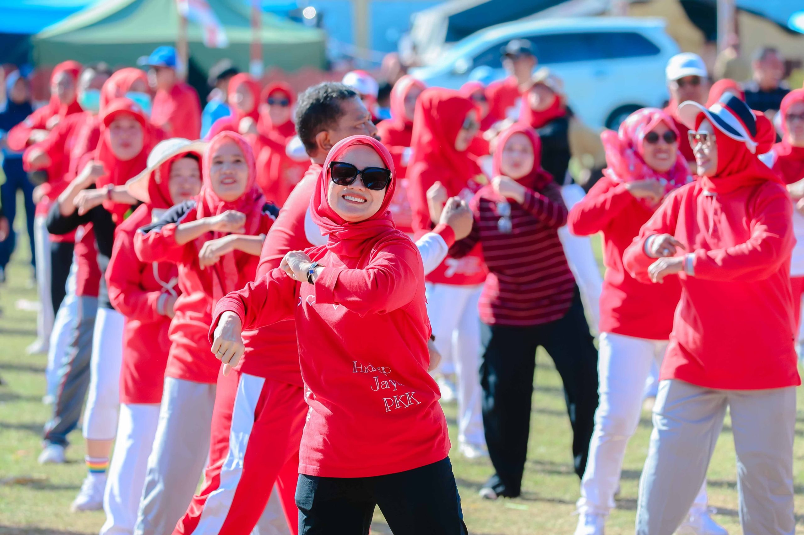 Dokter Ulfah Ikuti Senam Massal Merah Putih Tingkat Kec.Tanete Rilau