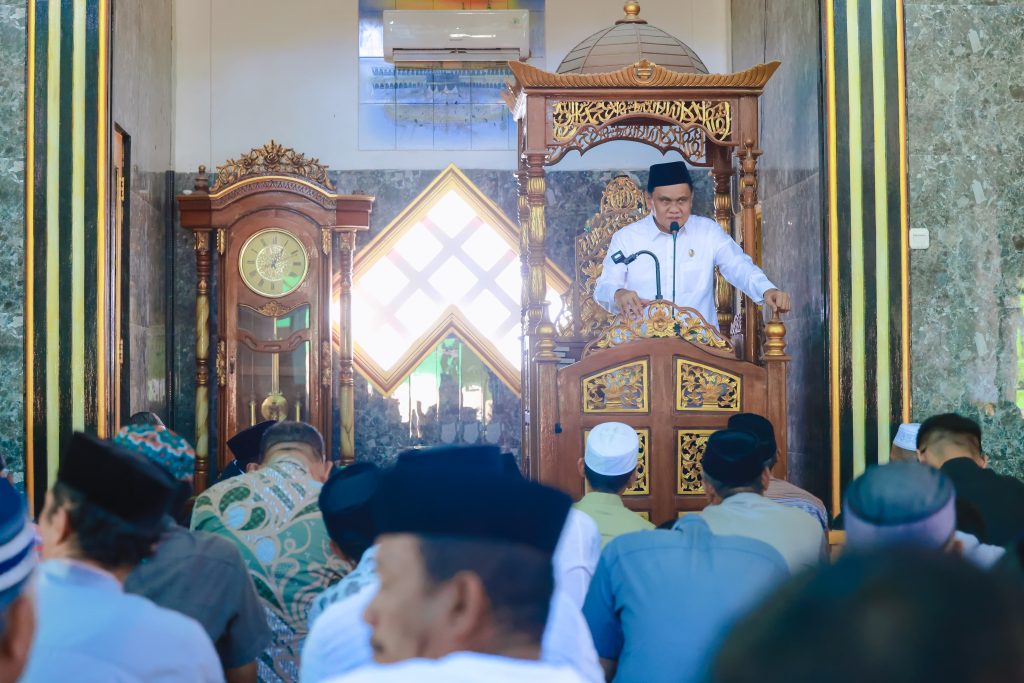 Safari Jumat di Mesjid Attauhid Kupa, Suardi Saleh Ajak Jamaah Perkuat Nilai Keagamaan