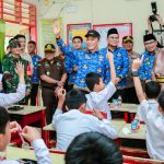 Pastikan Kesiapan Program Makan Bergizi, Pj Gubernus Sulsel Dan Bupati Barru Tinjau SDN 1 Barru