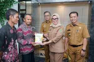 Dukung Ketahanan Pangan, Bupati Barru Serahkan 15 Ton Benih Jagung