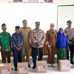 Sinergi untuk Rakyat: Bupati dan Kapolres Barru Serahkan 125 Paket Sembako di Lipukasi