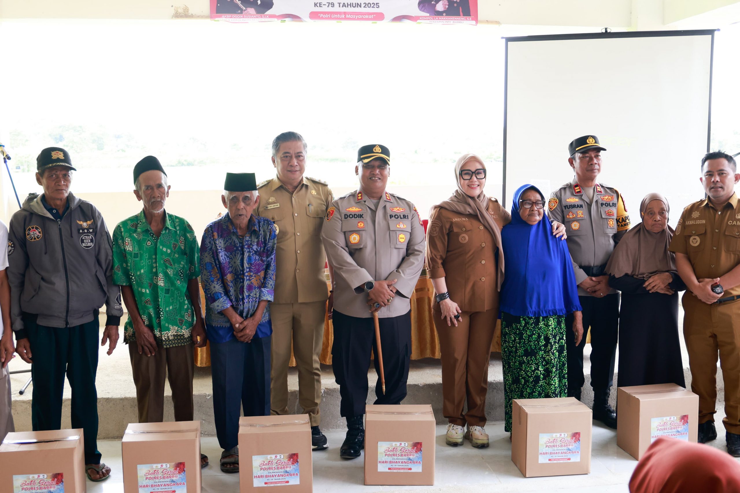 Sinergi untuk Rakyat: Bupati dan Kapolres Barru Serahkan 125 Paket Sembako di Lipukasi