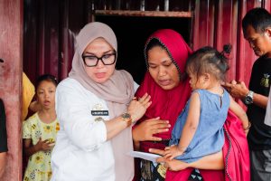 Sambangi Korban Kebakaran, Bupati Barru: Pemerintah Hadir untuk Meringankan Beban