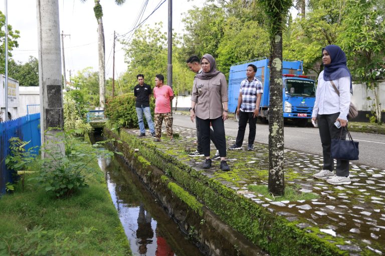 Tanpa Agenda Resmi, Bupati Andi Ina Turun Langsung Cek Drainase Kawasan Perkantoran