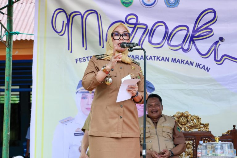 Festival Maroaki Digelar di Manuba, Bupati Andi Ina Serahkan Bantuan untuk Pelaku Usaha Perikanan