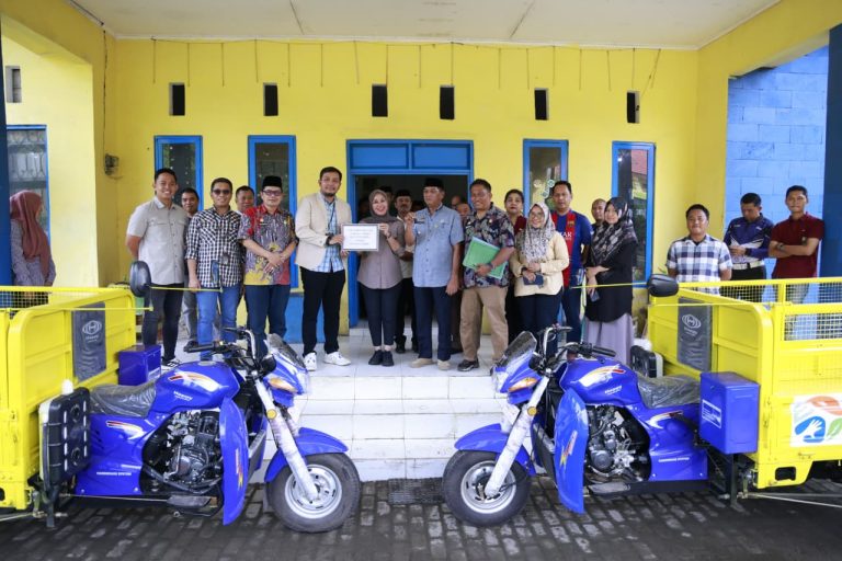 Penguatan Layanan Kebersihan, Bupati Barru Serahkan Armada Pengangkut Sampah dari BRI